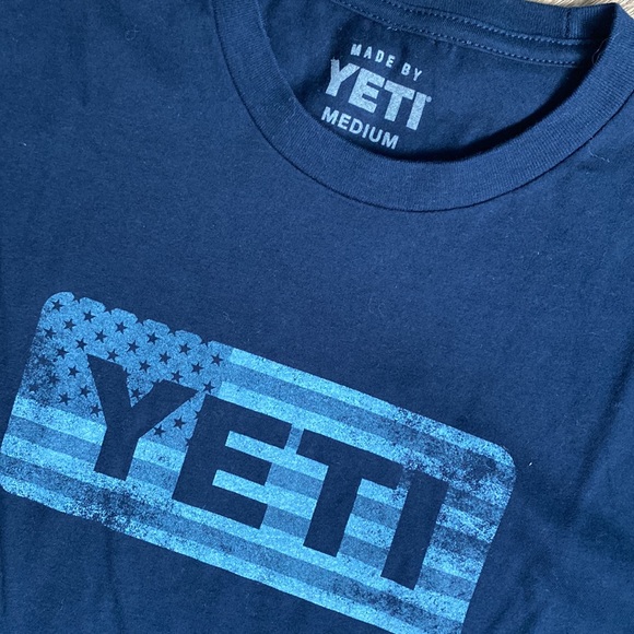 NWT YETI Flag Badge Shirt Sleeve Cotton T-Shirt in Navy - Picture 4 of 5